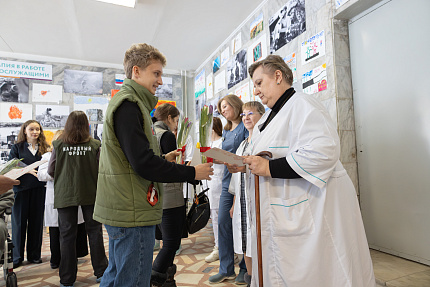 В преддверии 8 Марта активисты «Молодёжки Народного фронта» поздравили психологов ГНЦ ФМБЦ им. А.И. Бурназяна ФМБА России